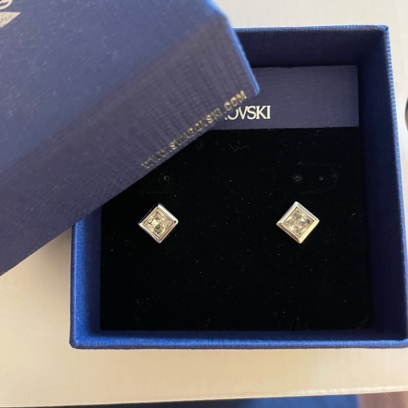Diamond stud earrings only worn twice. - Picture 2 of 2